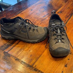 KEEN Targhee Waterproof Men's Black and Dark Green Hiking Shoes. Size 10